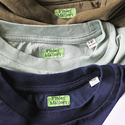 T-shirts kaki, vert sauge et bleu marine avec des étiquettes thermocollantes vertes au nom de Finley Mallory